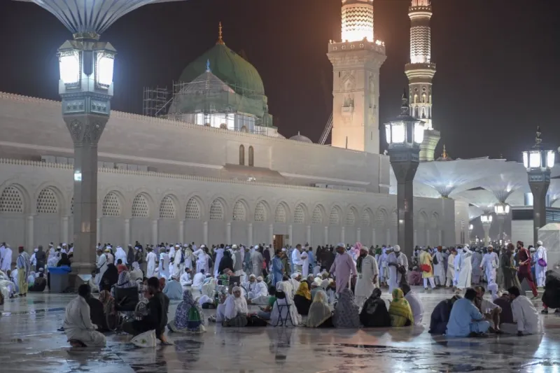 مشهد يأسر القلوب.. تساقط الأمطار على المسجد النبوي وسط أجواء روحانية (فيديو)