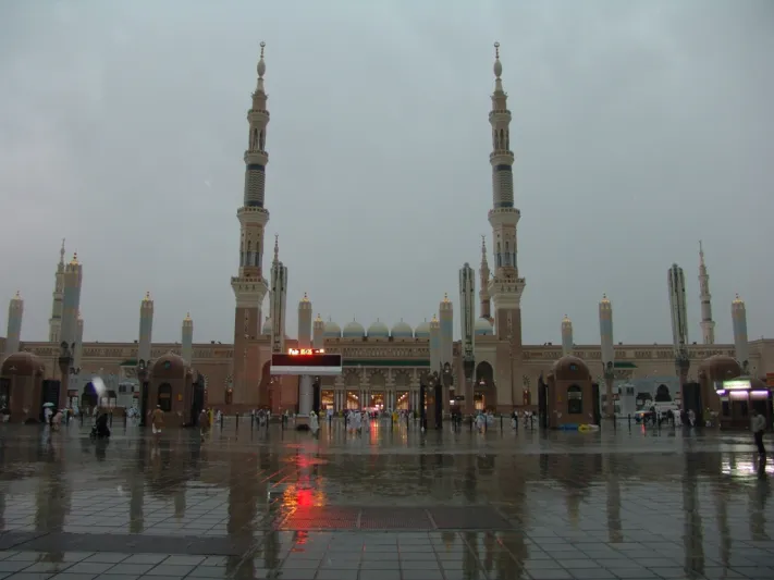 مشهد يأسر القلوب.. تساقط الأمطار على المسجد النبوي وسط أجواء روحانية (فيديو)