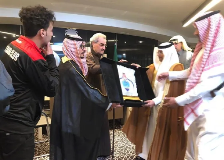 مكافأة مالية من الوليد بن طلال للاعبي نادي الباحة.. تعرف على قيمتها