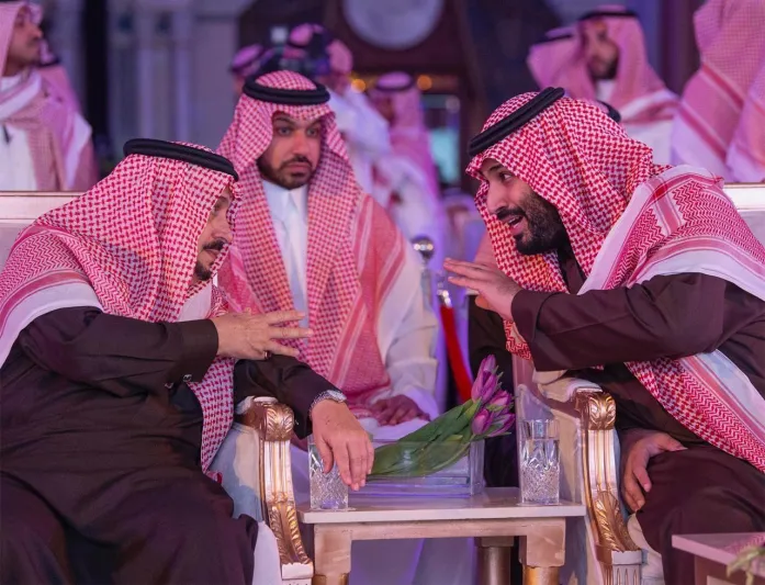 فيديو : ولي العهد يخلع مشلحه عند رؤية أمير الرياض احترامًا له