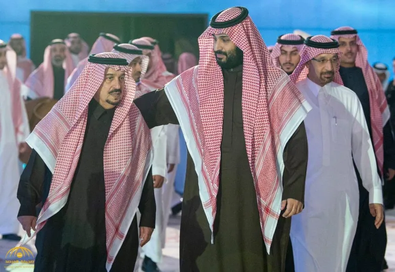 فيديو : ولي العهد يخلع مشلحه عند رؤية أمير الرياض احترامًا له