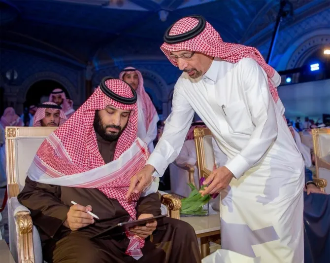 فيديو : ولي العهد يخلع مشلحه عند رؤية أمير الرياض احترامًا له