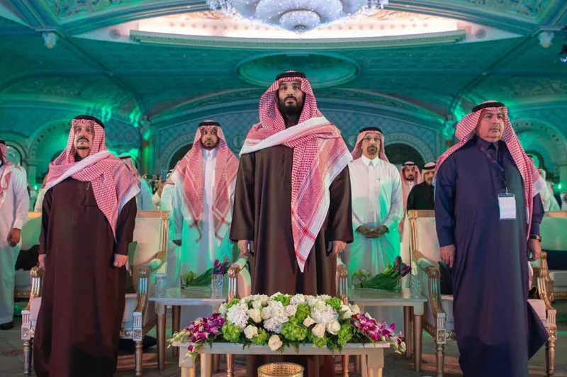 فيديو : ولي العهد يخلع مشلحه عند رؤية أمير الرياض احترامًا له