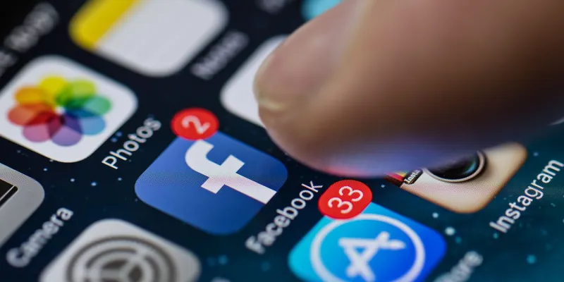 تفاصيل الخلاف بين أبل وفيس بوك بسبب تطبيق تجسس على آيفون