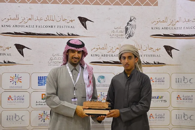 منافسة حامية بين 127 صقاراً في الأشواط الدولية لمهرجان الملك عبدالعزيز للصقور (صور)