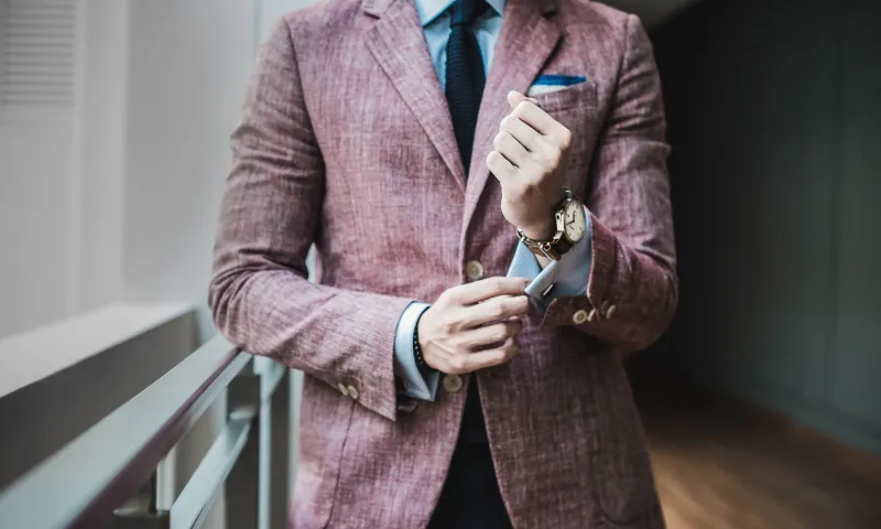 أفضل قماش رجالي حسب الموسم .. لطلة أنيقة ومريحة