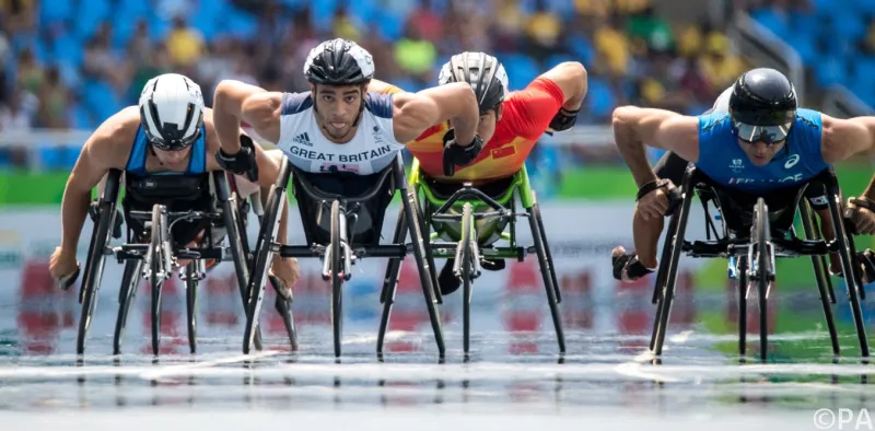 إنسانية ممرضة سعودية مع معاق تحصد آلاف إعجاب رواد التواصل (فيديو)