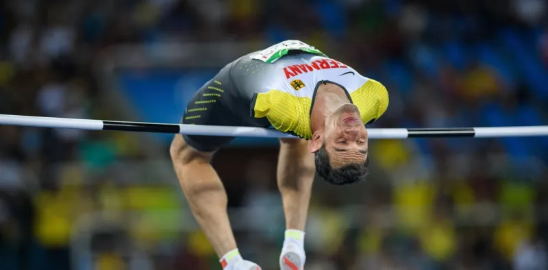 إنسانية ممرضة سعودية مع معاق تحصد آلاف إعجاب رواد التواصل (فيديو)