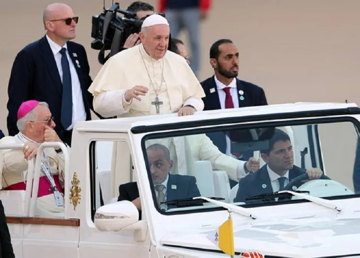 طفلة تخترق موكب البابا فرنسيس في مدينة زايد الرياضية بأبو ظبي (فيديو)