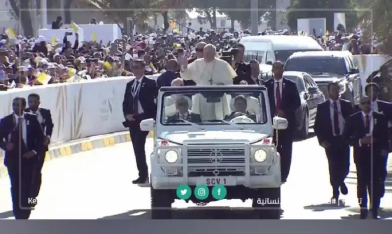 طفلة تخترق موكب البابا فرنسيس في مدينة زايد الرياضية بأبو ظبي (فيديو)