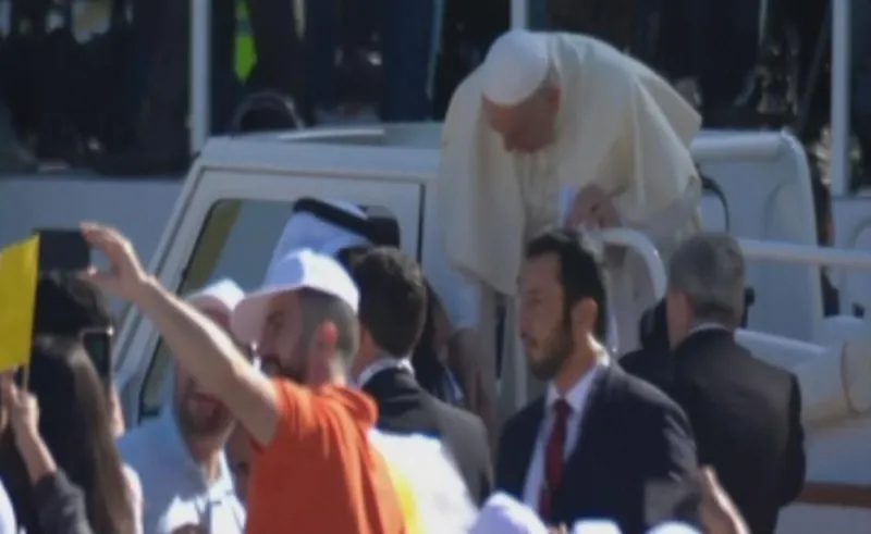 طفلة تخترق موكب البابا فرنسيس في مدينة زايد الرياضية بأبو ظبي (فيديو)
