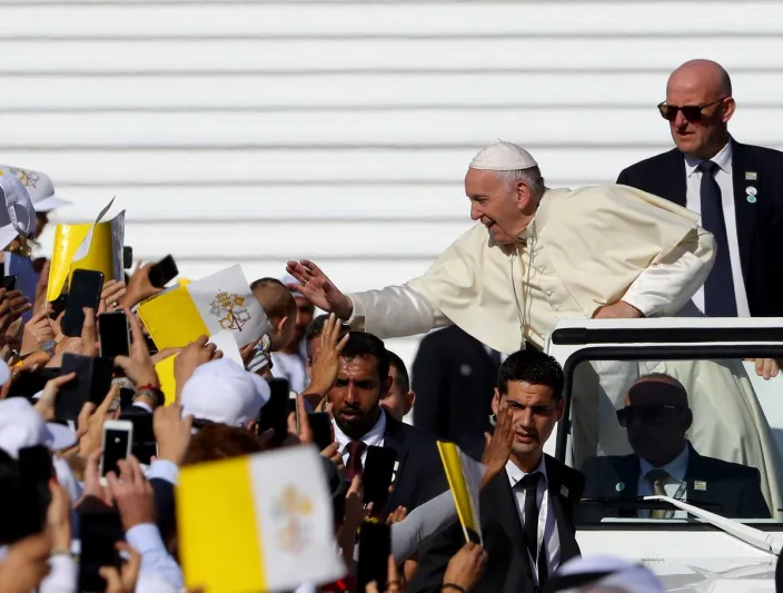 طفلة تخترق موكب البابا فرنسيس في مدينة زايد الرياضية بأبو ظبي (فيديو)