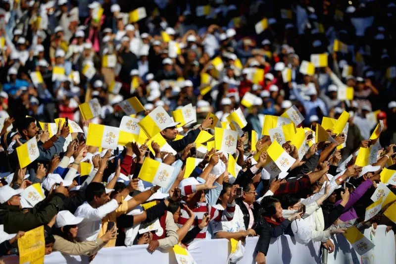 طفلة تخترق موكب البابا فرنسيس في مدينة زايد الرياضية بأبو ظبي (فيديو)