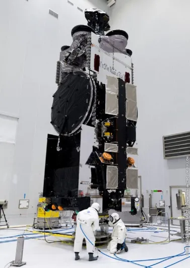 بتوقيع ولي العهد "فوق هام السحب".. إطلاق أول قمر سعودي للاتصالات اليوم