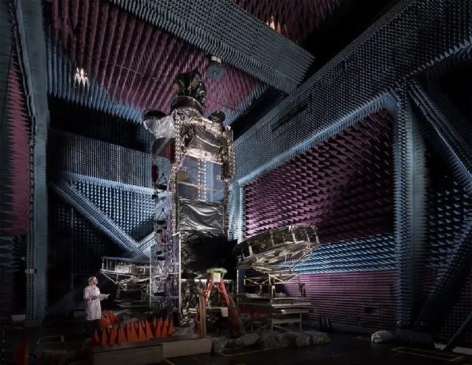 مراحل تصنيع ونقل واختبار أول قمر سعودي للاتصالات (صور)