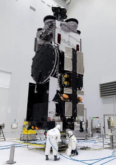 مراحل تصنيع ونقل واختبار أول قمر سعودي للاتصالات (صور)