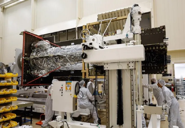 مراحل تصنيع ونقل واختبار أول قمر سعودي للاتصالات (صور)