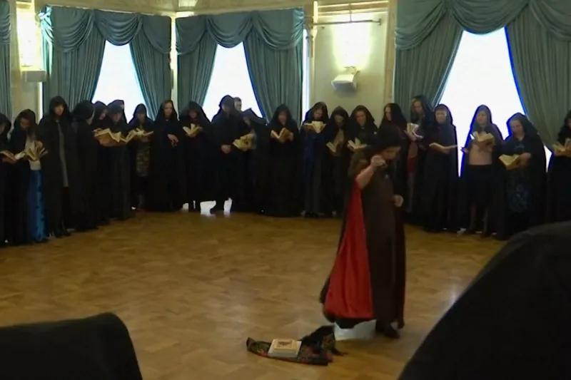 بوتين يستعين بأقوى ساحرات روسيا للحصول على قوة خارقة (فيديو)