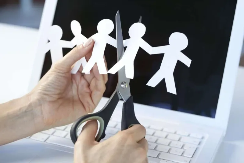 مهمة عاطفية صعبة.. كيف تتخذ قرارًا بتسريح الموظفين من العمل؟