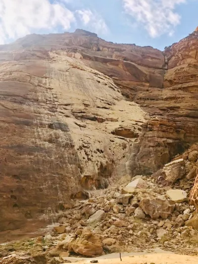 صاعقة رعدية تتسبب في انهيار كتلة صخرية بالعلا ( صورة)