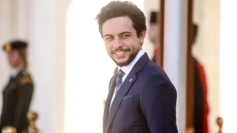 ولي العهد الأردني يصل "تبوك" مستقلا دراجته النارية رافضا موكبه المهيب (فيديو)