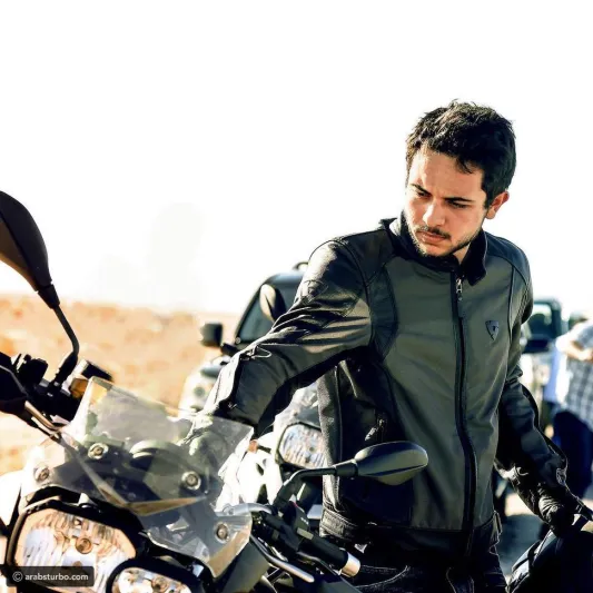 ولي العهد الأردني يصل "تبوك" مستقلا دراجته النارية رافضا موكبه المهيب (فيديو)