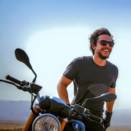 ولي العهد الأردني يصل "تبوك" مستقلا دراجته النارية رافضا موكبه المهيب (فيديو)