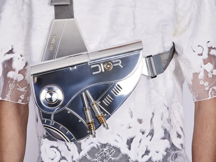 لعشاق التميز ..«ديور» تكشف عن حقيبتها المعدنية بقيمة 35 ألف دولار (فيديو)