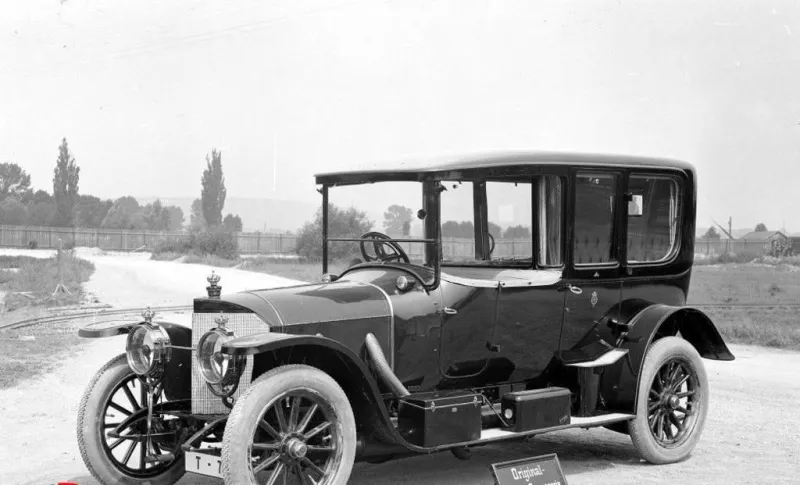 تعرف على أوائل السيارات التي دخلت الأراضي السعودية (صور)