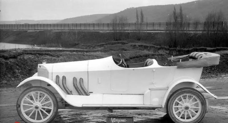 تعرف على أوائل السيارات التي دخلت الأراضي السعودية (صور)