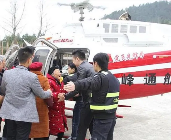 رجل أعمال صيني يقدم هدايا تقدر بمليوني دولار لأهالي قريته (صور)