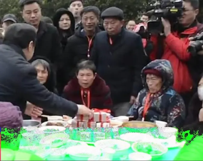 رجل أعمال صيني يقدم هدايا تقدر بمليوني دولار لأهالي قريته (صور)