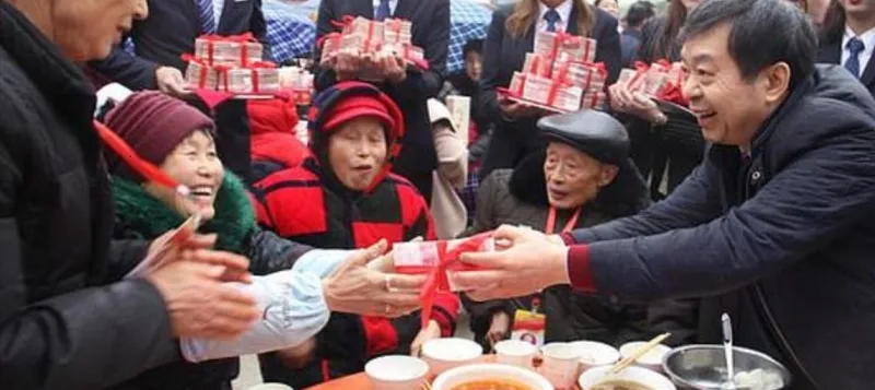 رجل أعمال صيني يقدم هدايا تقدر بمليوني دولار لأهالي قريته (صور)