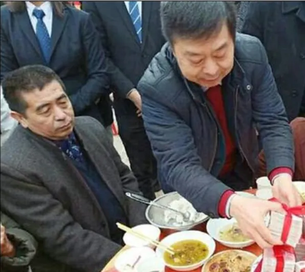 رجل أعمال صيني يقدم هدايا تقدر بمليوني دولار لأهالي قريته (صور)