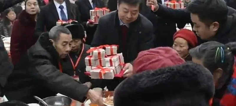 رجل أعمال صيني يقدم هدايا تقدر بمليوني دولار لأهالي قريته (صور)