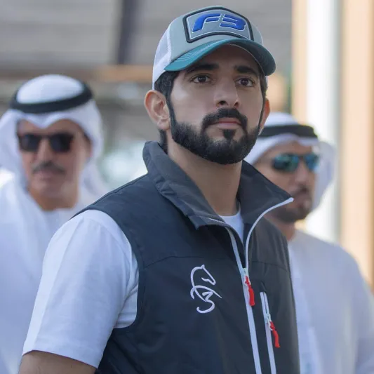 ولي عهد دبي يحلق في سمائها كالرجل الحديدي (فيديو)