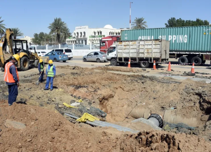 انهيار أرضي على طريق جدة يتسبب في سقوط الشاحنات بالحفرة (فيديو)