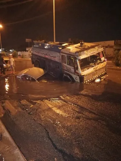 انهيار أرضي على طريق جدة يتسبب في سقوط الشاحنات بالحفرة (فيديو)