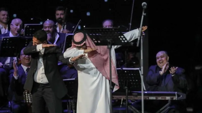 الفنان رابح صقر يشعل حماس الجمهور السعودي بجامعة الأمیرة نورة بالرياض (فيديو)