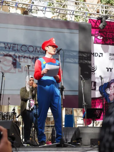 لماذا ظهر سفير اليابان في مصر مرتديًا زي "سوبر ماريو"؟