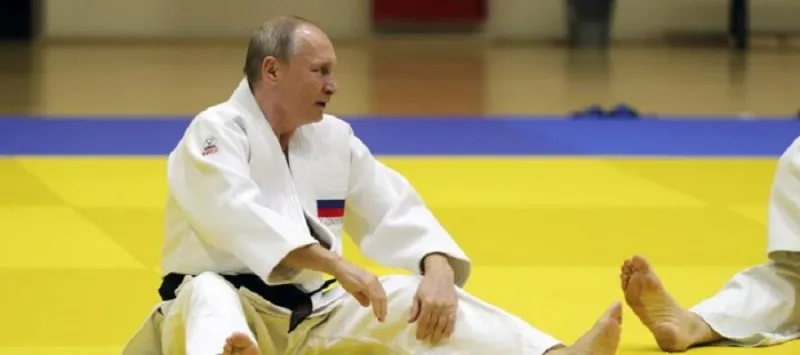 شابة تُسقط الرئيس الروسي أرضًا في مواجهة الجودو (صور)