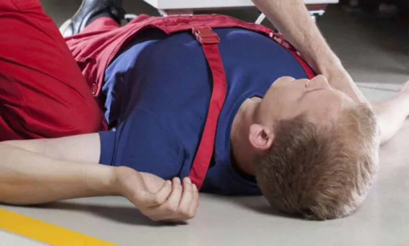 إنسانية ممرضتين سعوديتين تنقذ حياة شاب ابتلع لسانه في حادث (فيديو)