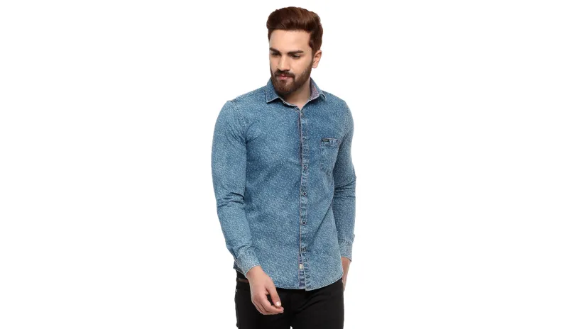 أساليب متنوعة لارتداء قميص الدنيم بأناقة مبهرة