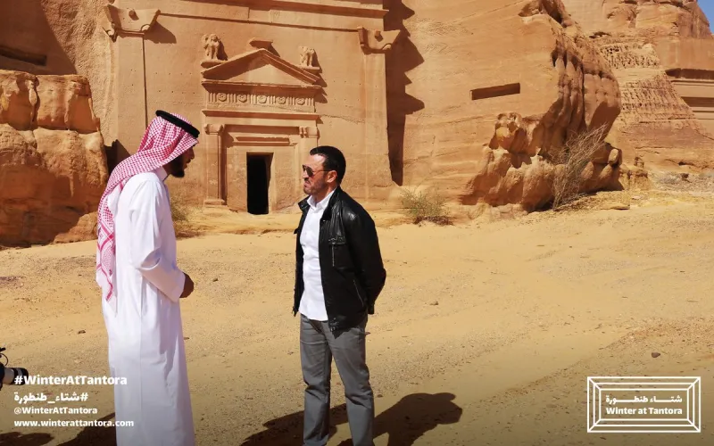 جولة سياحية لكاظم الساهر بين طبيعة وآثار العلا ( صور)