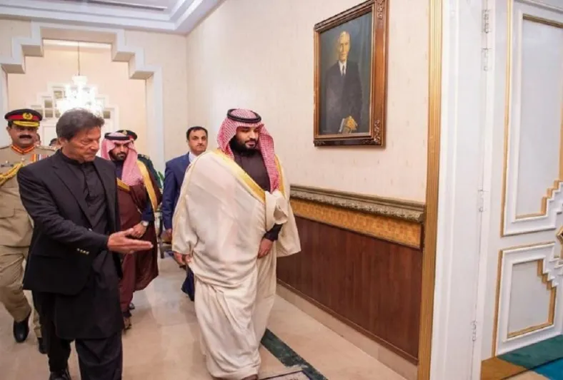 ولي العهد لعمران خان: «اعتبرني سفير باكستان لدى المملكة» (فيديو)