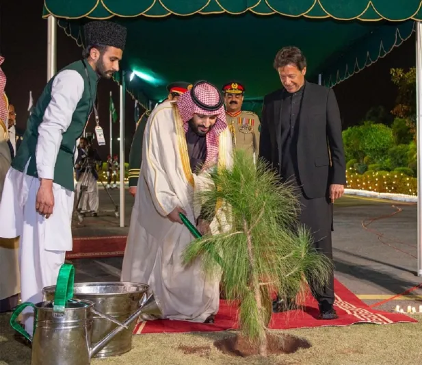 ما سر الشجرة التي زرعها ولي العهد في القصر الرئاسي بالعاصمة الباكستانية؟ (صور)