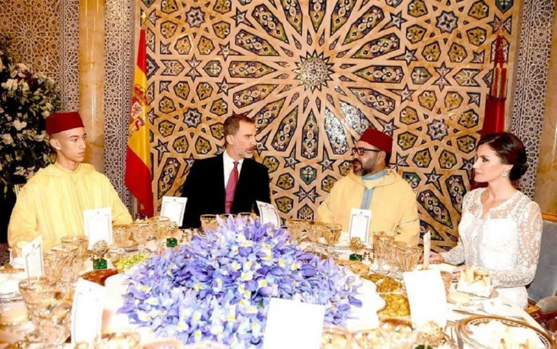 العاهل المغربي يهدي عباءته لملكة إسبانيا بعد شعورها بالبرد (فيديو)