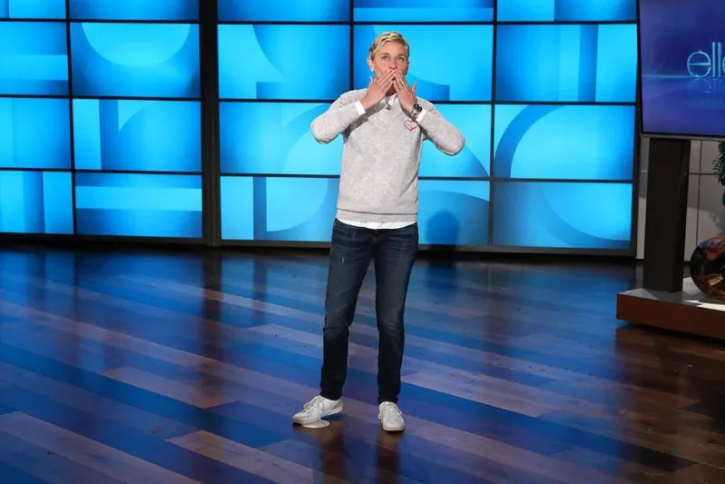 صدق أو لا تصدق.. إعلامية توزّع مليون دولار على جمهورها لهذا السبب (فيديو)