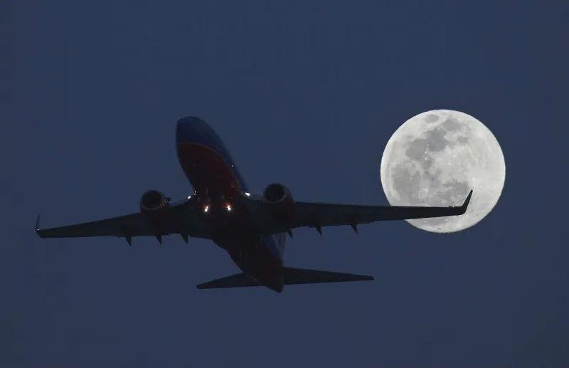 شاهد كيف ظهر القمر الثلجي العملاق في سماء المملكة؟ (فيديو)