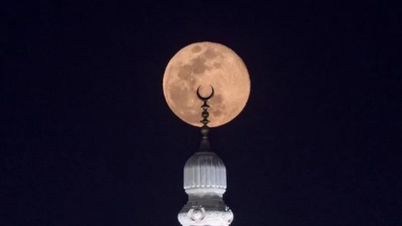 شاهد كيف ظهر القمر الثلجي العملاق في سماء المملكة؟ (فيديو)
